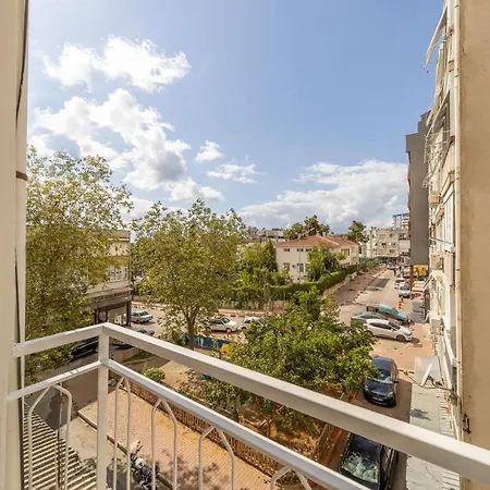 Cozy Near Popular Attractions In