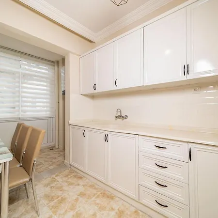 Cozy Near Popular Attractions In Apartment